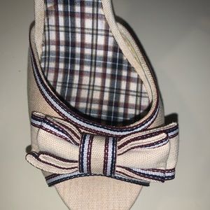 Women’s American Eagle peep toe sandals with bow!
Crème with burgundy & blue